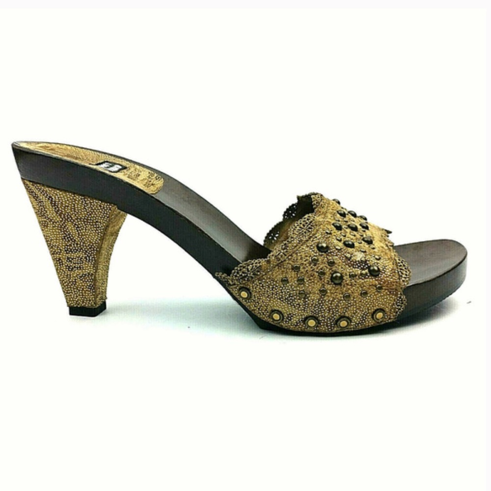 BNWT STUARTWEITZMAN Studded Lace Wood Heel Sandal